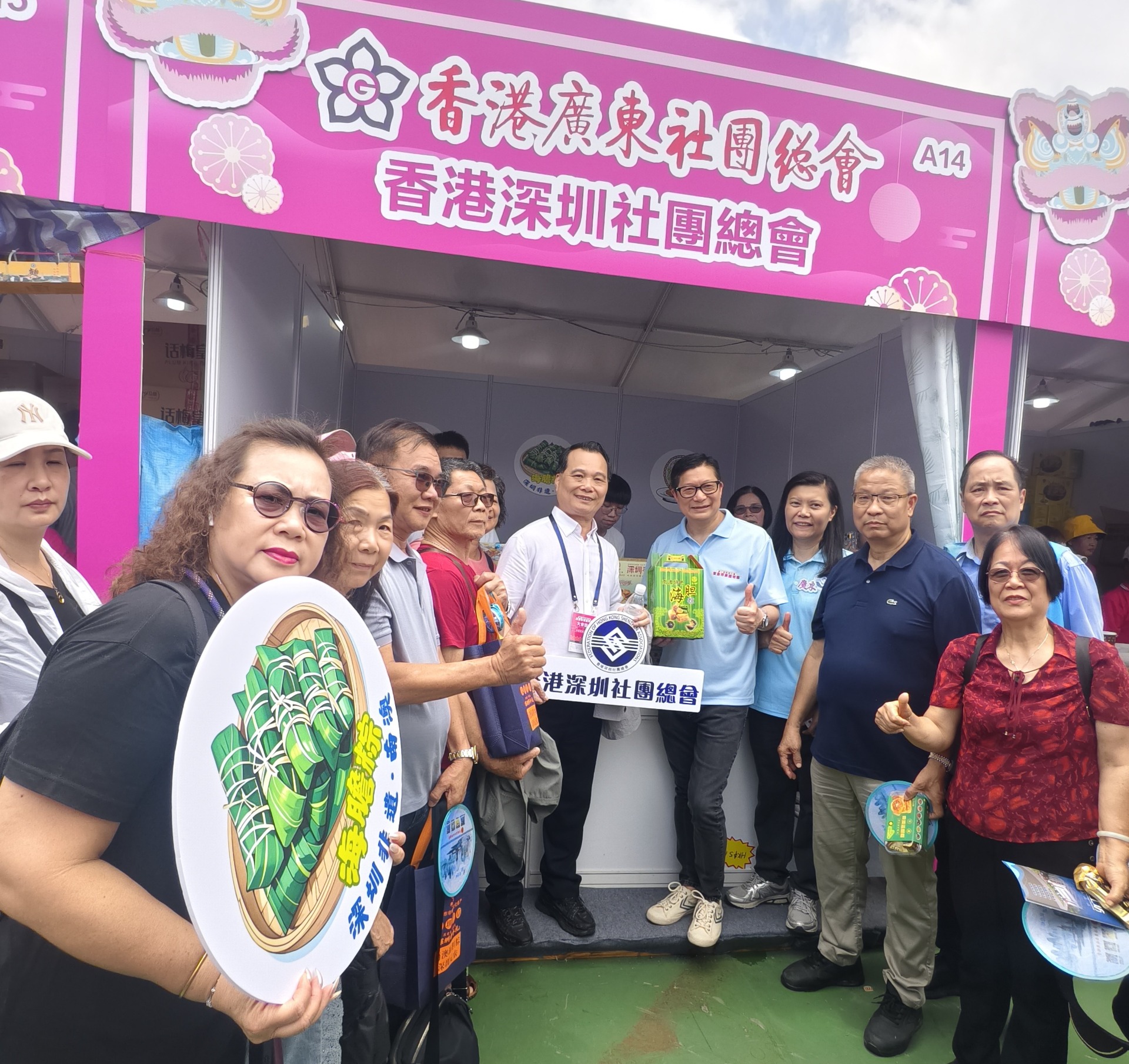 △保安局局長鄧炳強參觀深總攤位