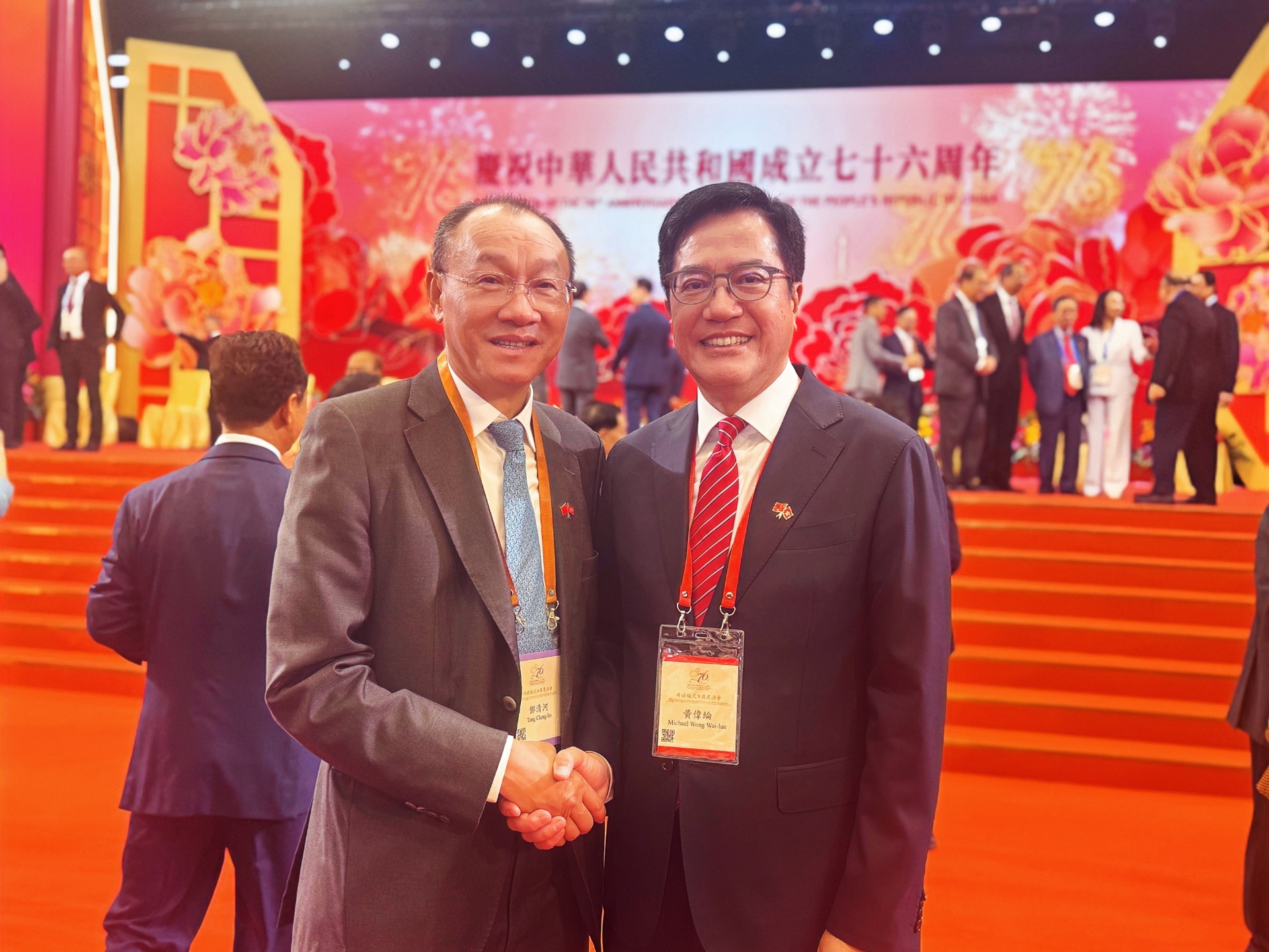 財政司副司長黃偉倫(右),深總會長鄧清河(左)