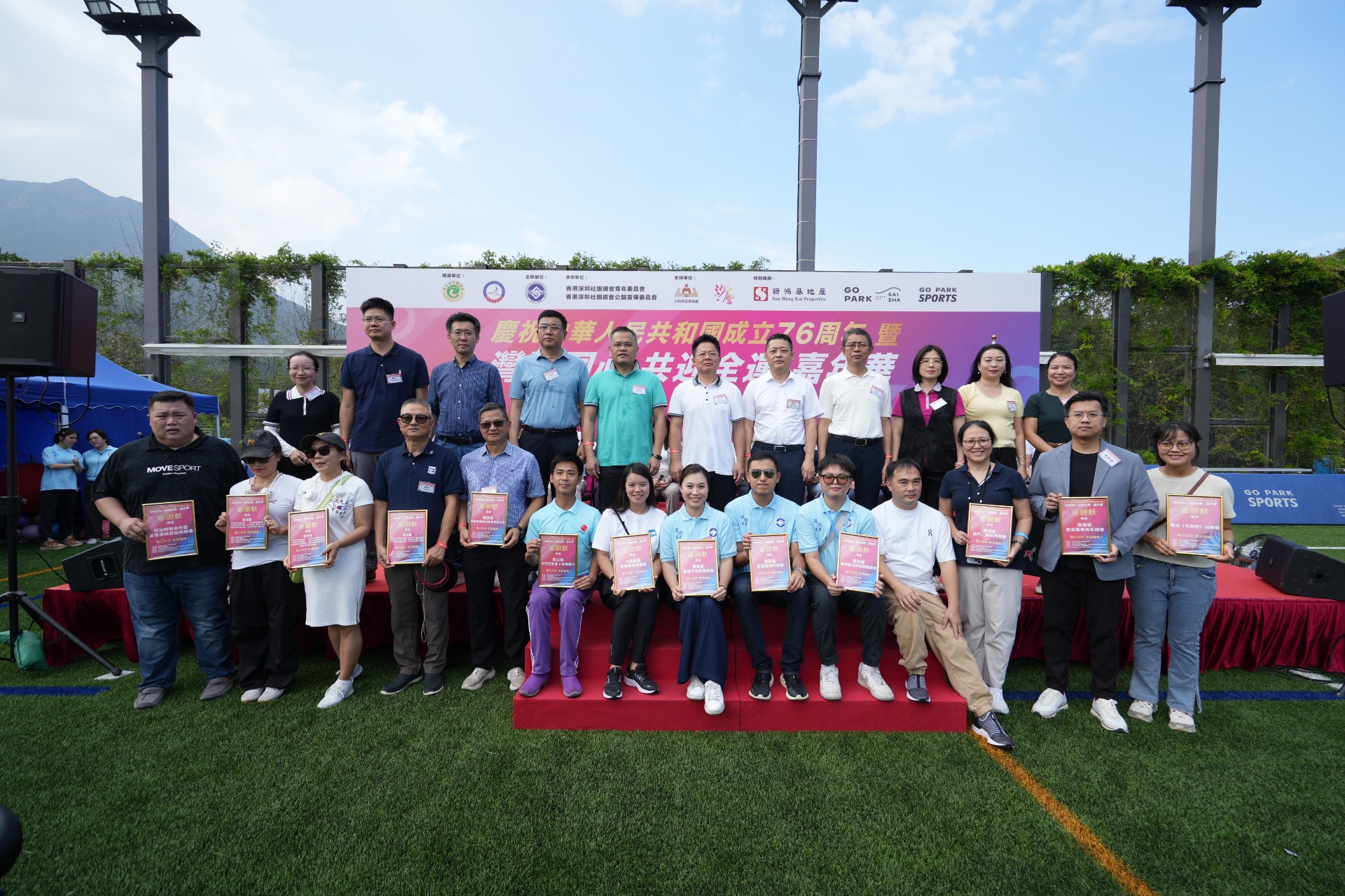 △向深圳各區攤位代表頒發感謝狀