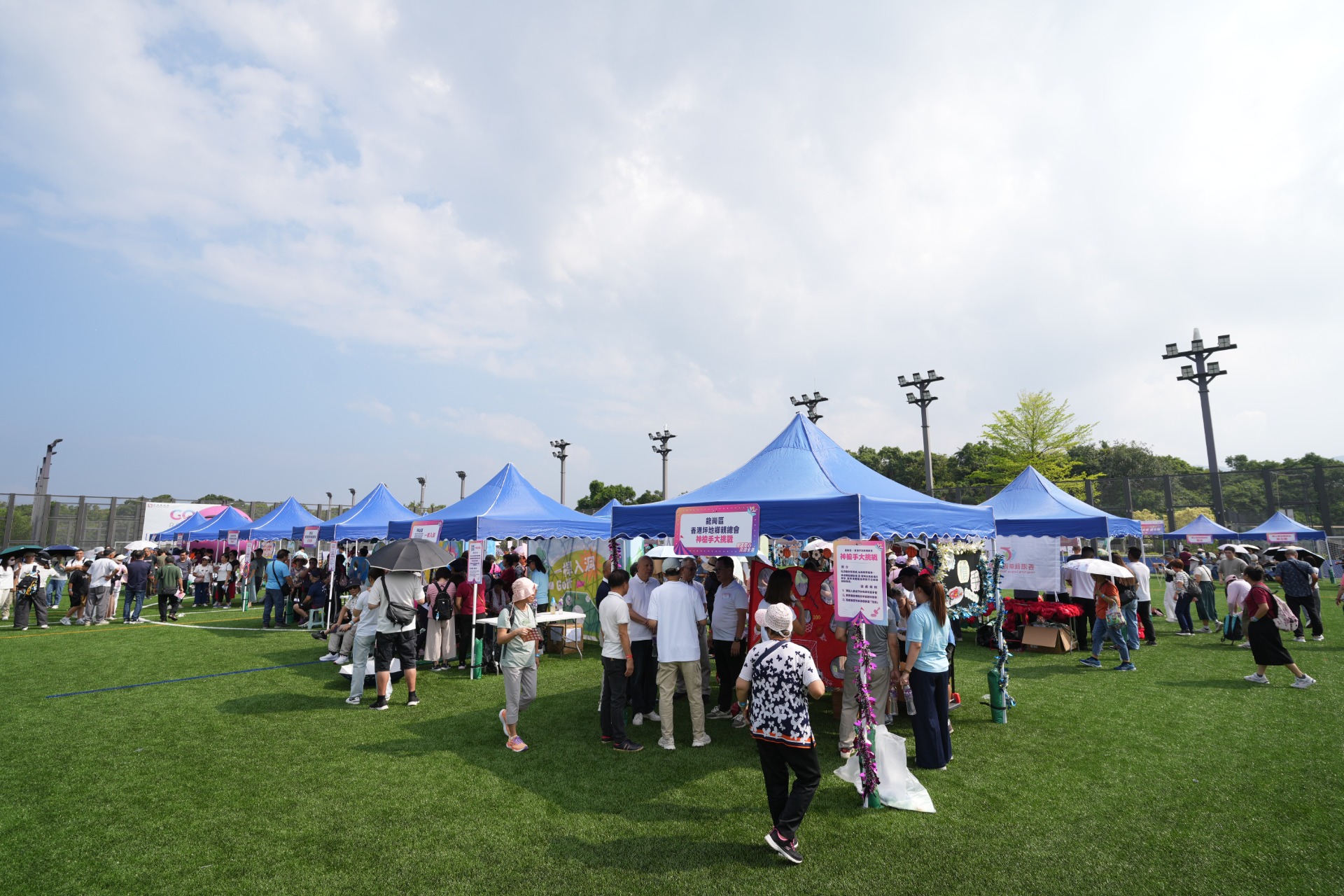 △市民在不同攤位遊玩打卡