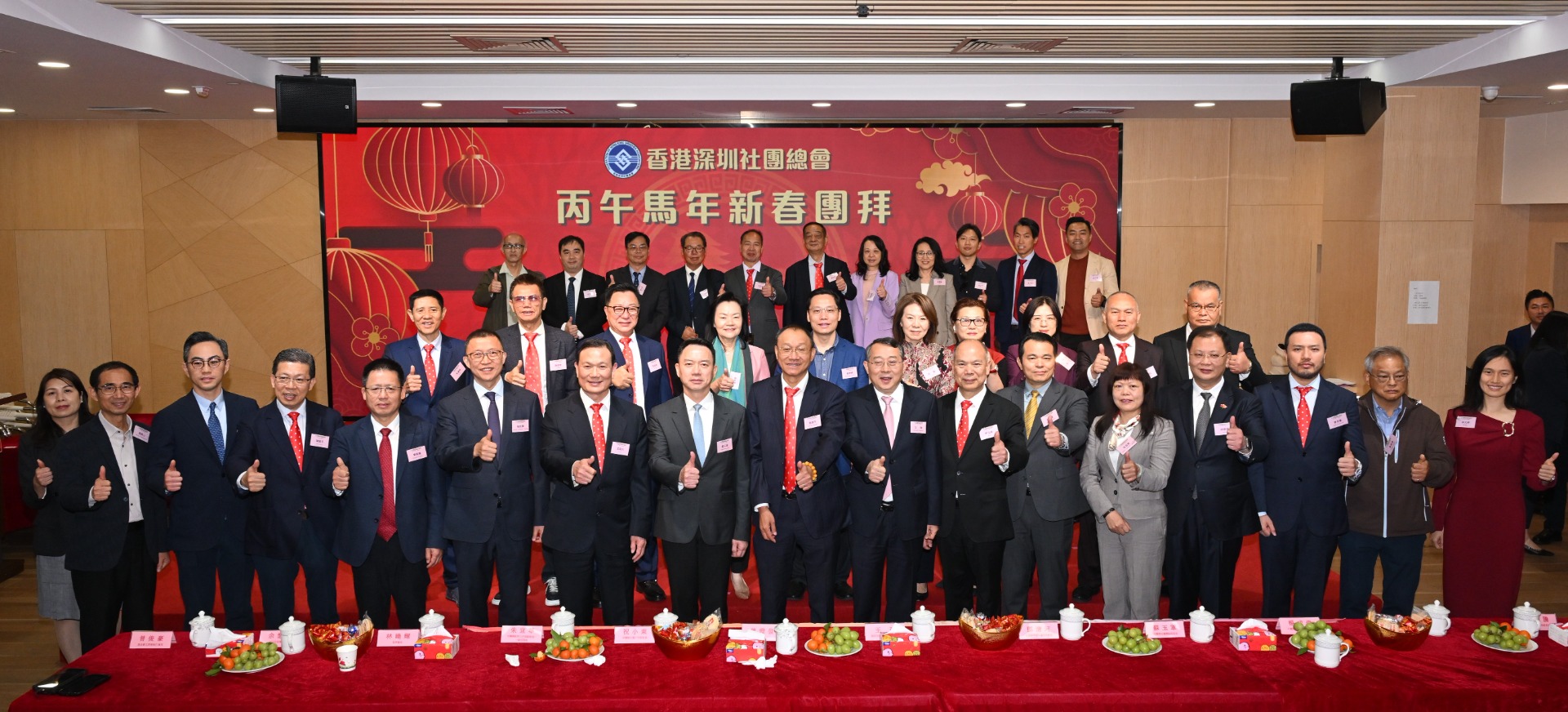 △主禮嘉賓和羅湖區委常委、統戰部部長黃劍峰，羅湖區同鄉會首長合影