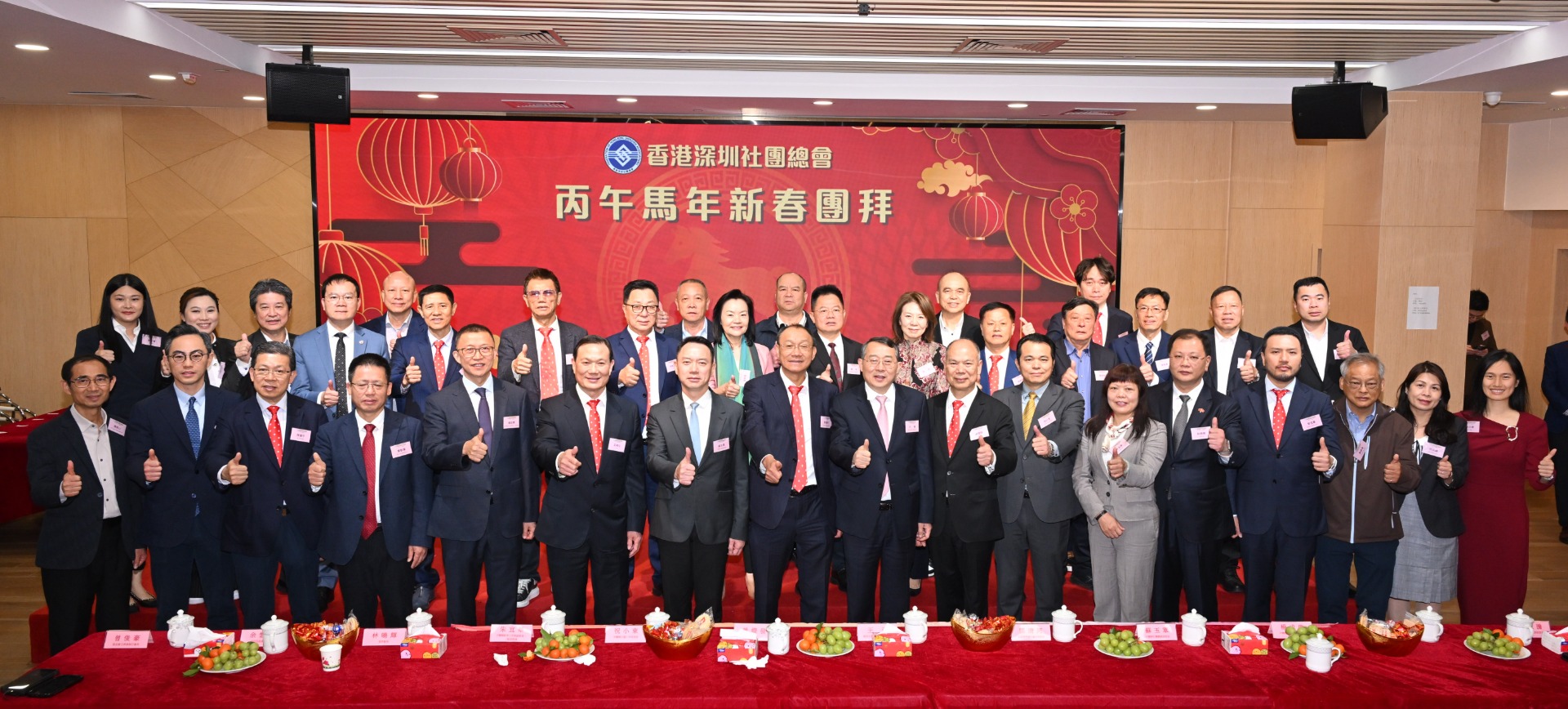 △主禮嘉賓和龍崗區委常委、統戰部部長游宇，龍崗區同鄉會首長合影