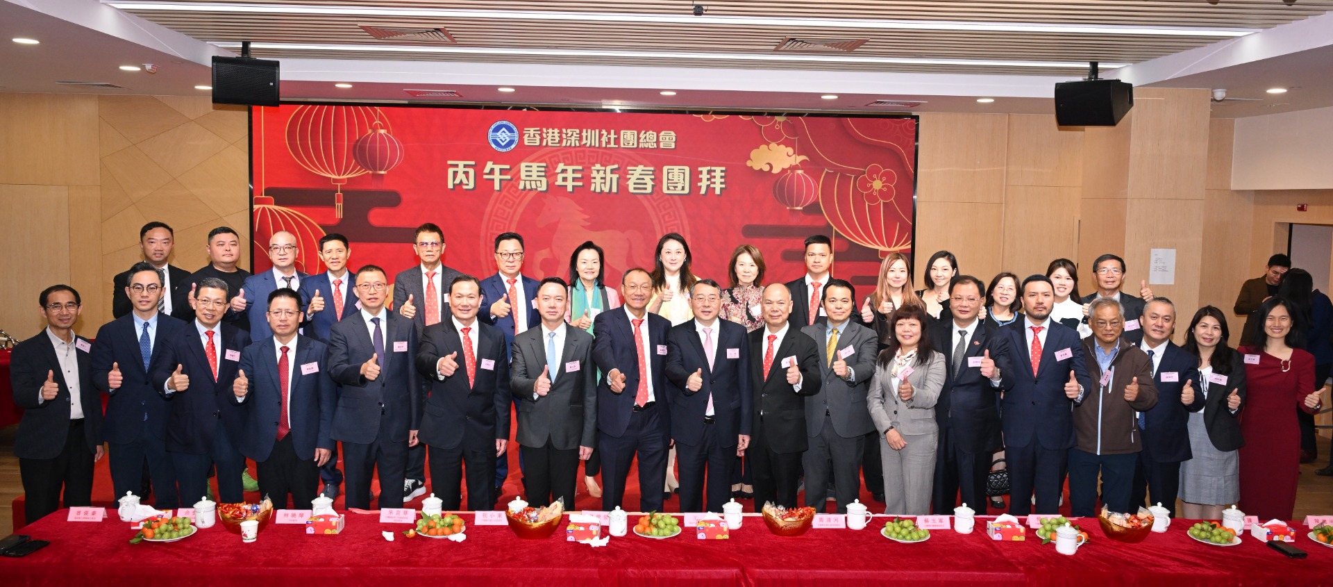 △主禮嘉賓和龍華區委統戰部副部長、區台港澳事務局局長陽楠，龍華區同鄉會首長合影