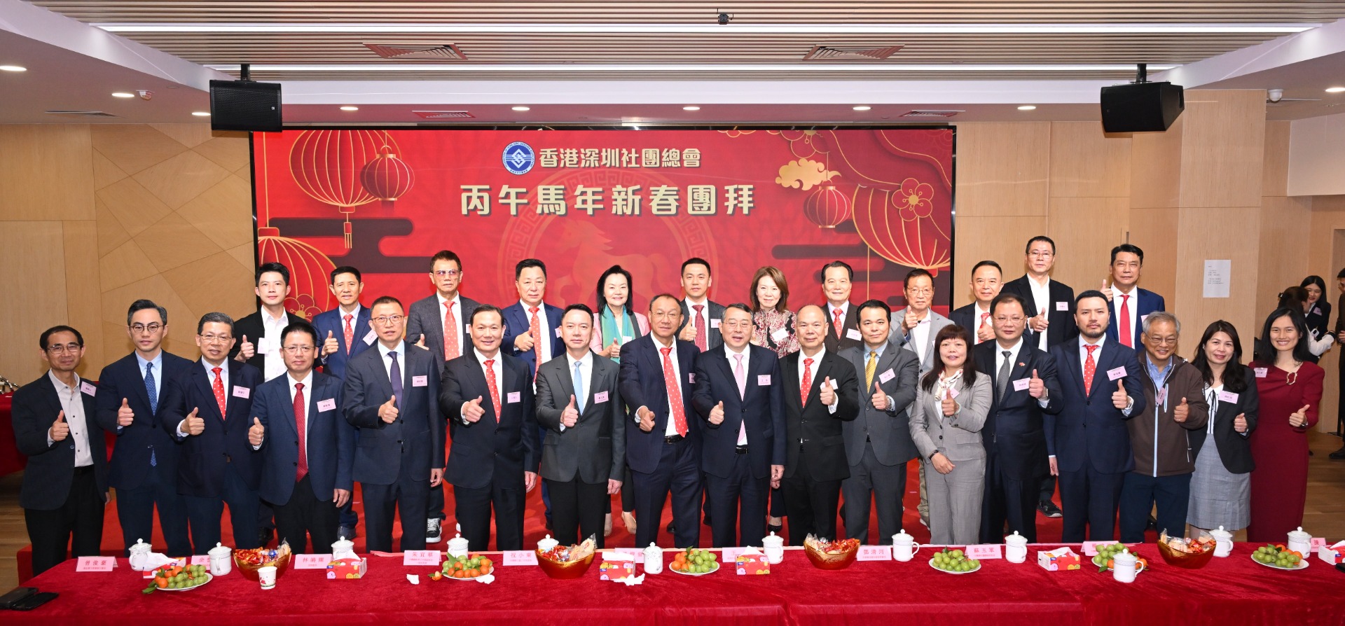 △主禮嘉賓和大鵬新區統戰和社會建設局副局長衣志強，大鵬新區同鄉會首長合影