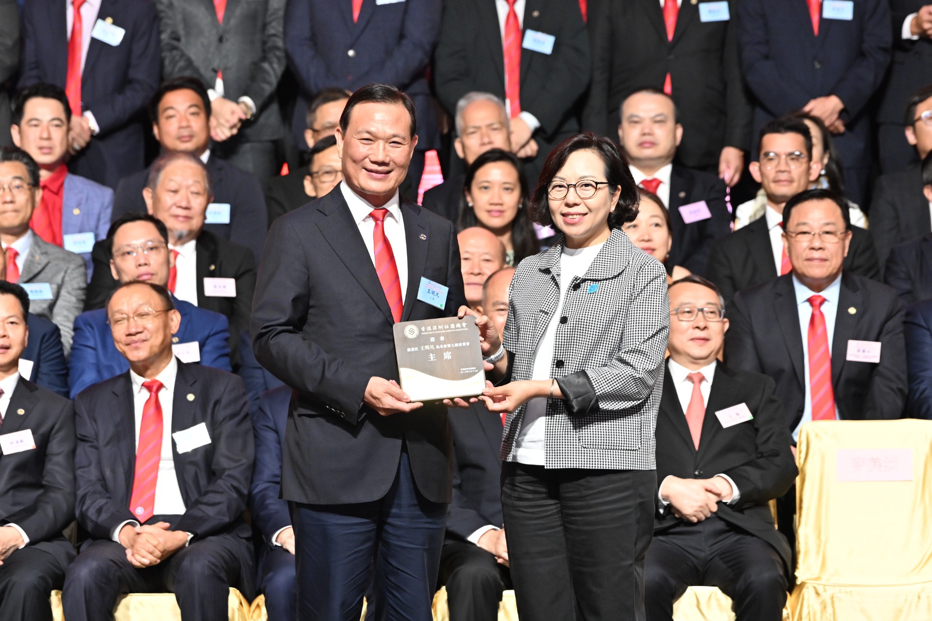 △民政事務局局長麥美娟向主席王明凡頒發委任狀