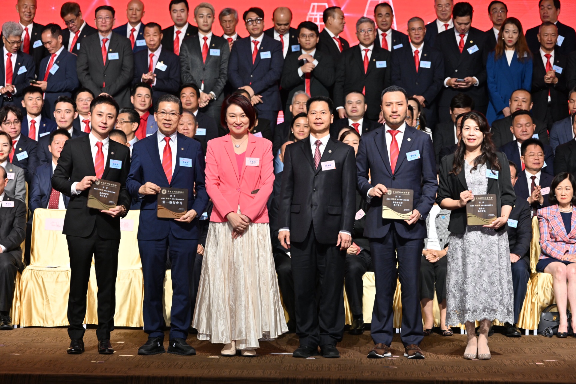 △廣東省委統戰部常務副部長郭漢毅，全國人大常委、立法會主席李慧琼與第一執行會長陳健平、基金會主席兼執行會長曾俊豪、基金會會長兼執行會長張植佳、秘書長兼執行會長陳秋嫻合照