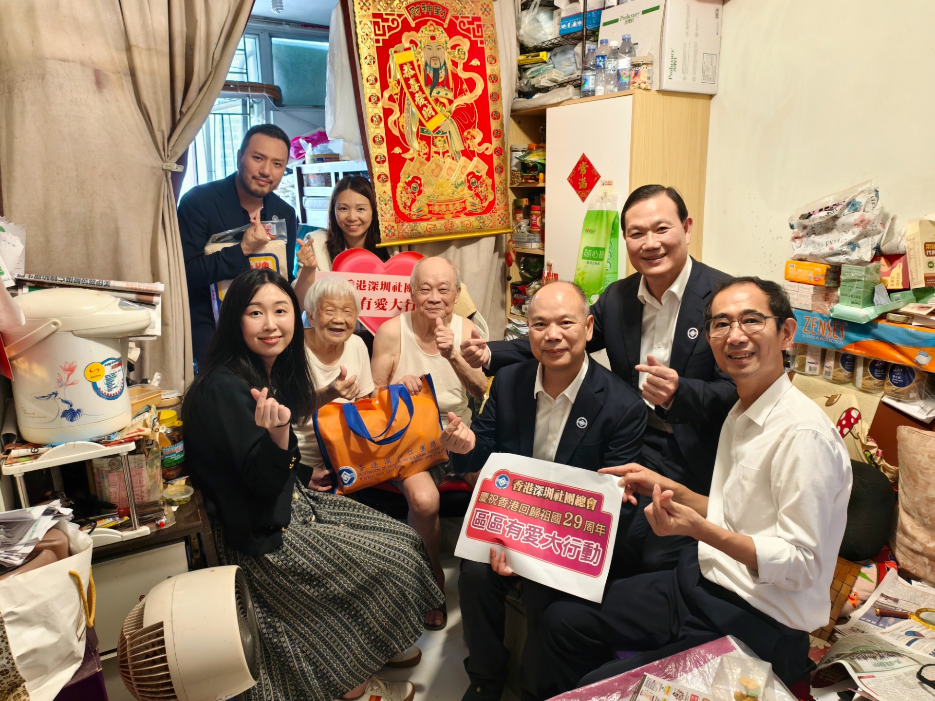 △沙田民政事務助理專員鍾碩華，沙田各界大聯盟主席潘國山與深總會長曾燈發，主席王明凡，基金會主席兼執行會長曾俊豪，副秘書長兼總幹事、沙田區議員黃寳儀探訪鄉親市民