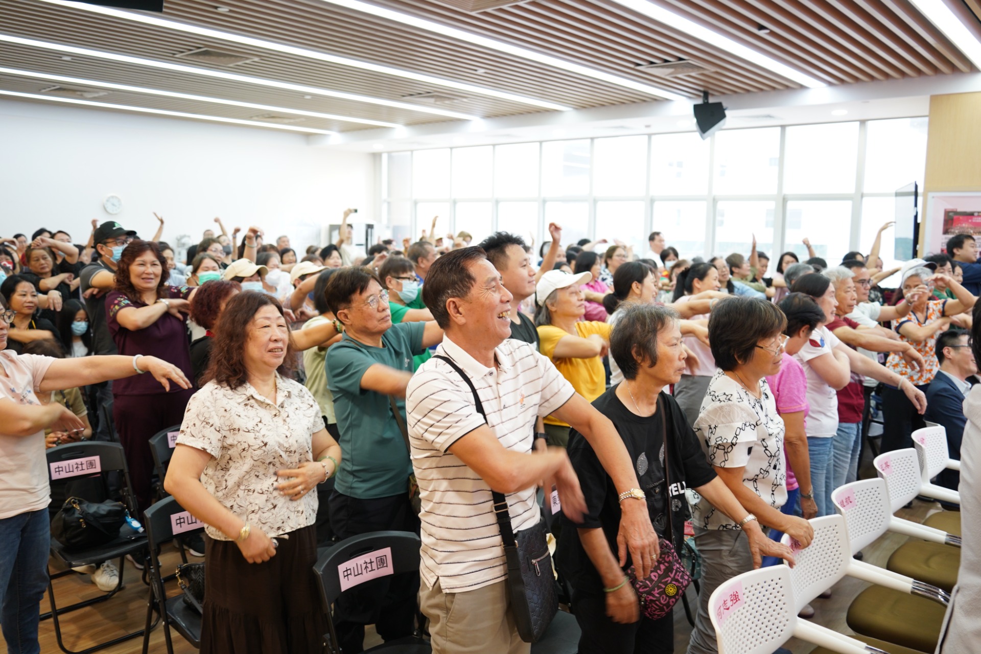 △大家在醫師帶領下學習養生操。