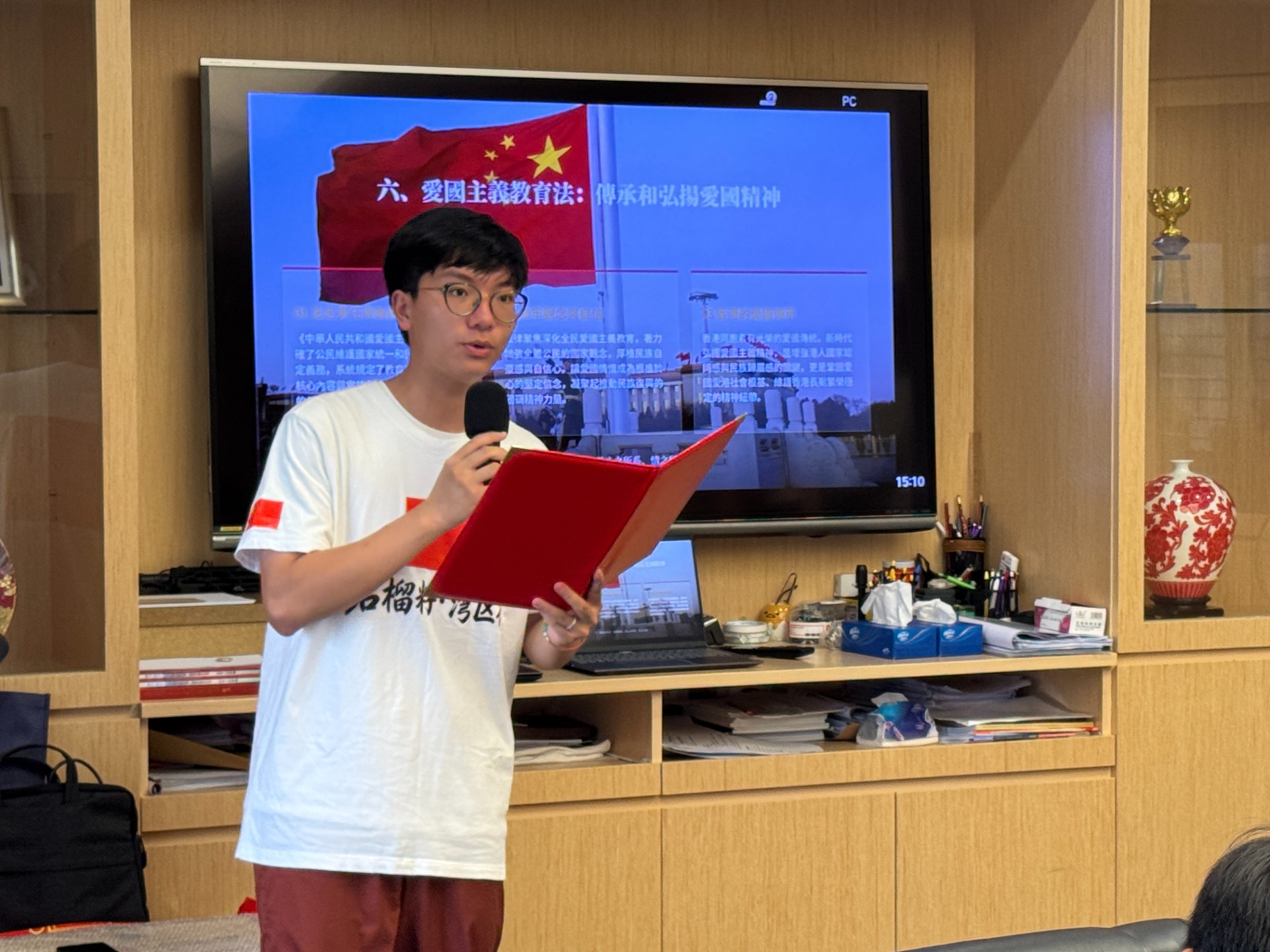 △西南財經大學「石榴籽·灣區行」實踐隊隊長容梓洋宣講
